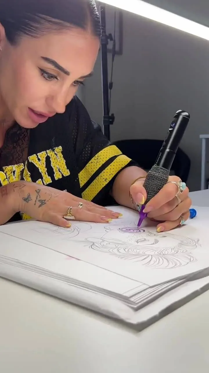 Taylor drawing on paper with the Astera and a ballpoint cartridge